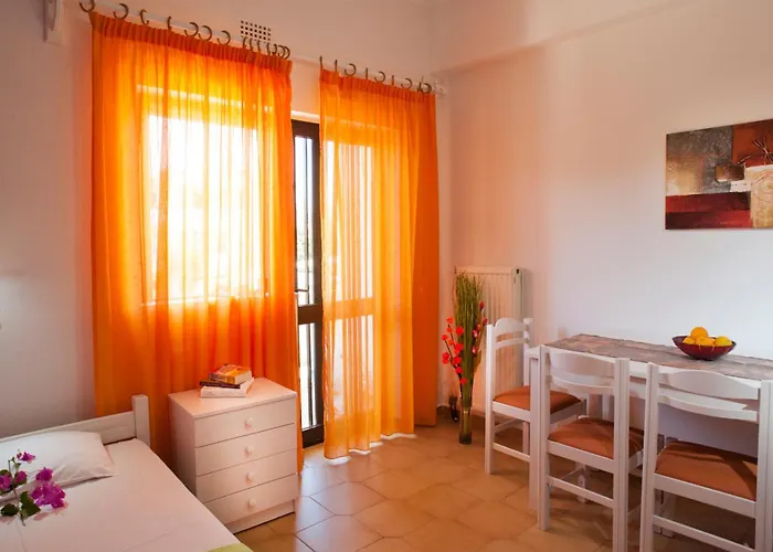 Nikolas Suites