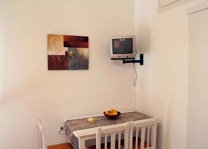 Nikolas Suites